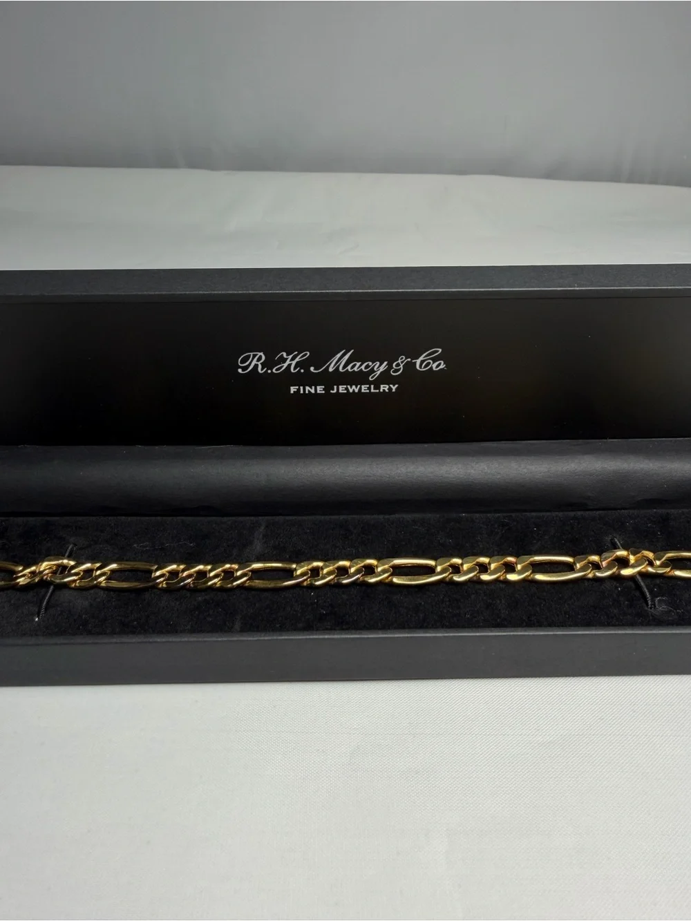 Mens 10K Yellow Gold Figaro Link Chain Bracelet 8 inch New With Box Macy's